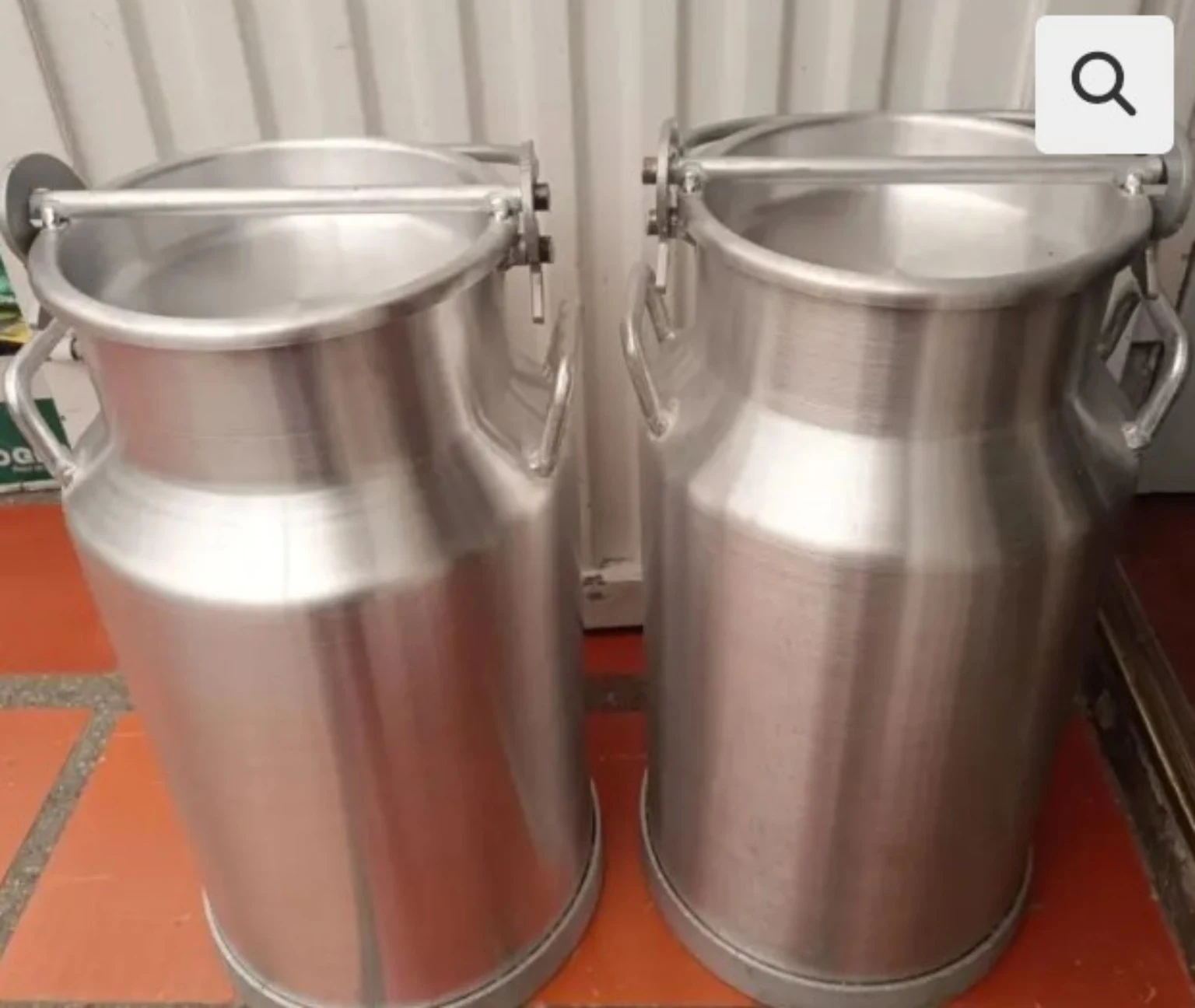Cantina de aluminio 30 litros con tapa hermética en vista frontal